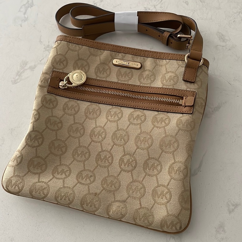 ❌SOLD❌ Michael Kors Women Crossbody Bag- Tan/Gold - Picture 4 of 17